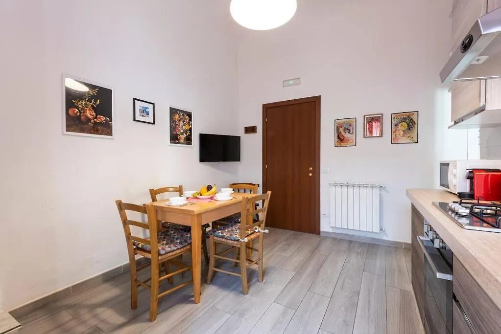 Live Like A Florentine Next To Santa Croce Square 피렌체